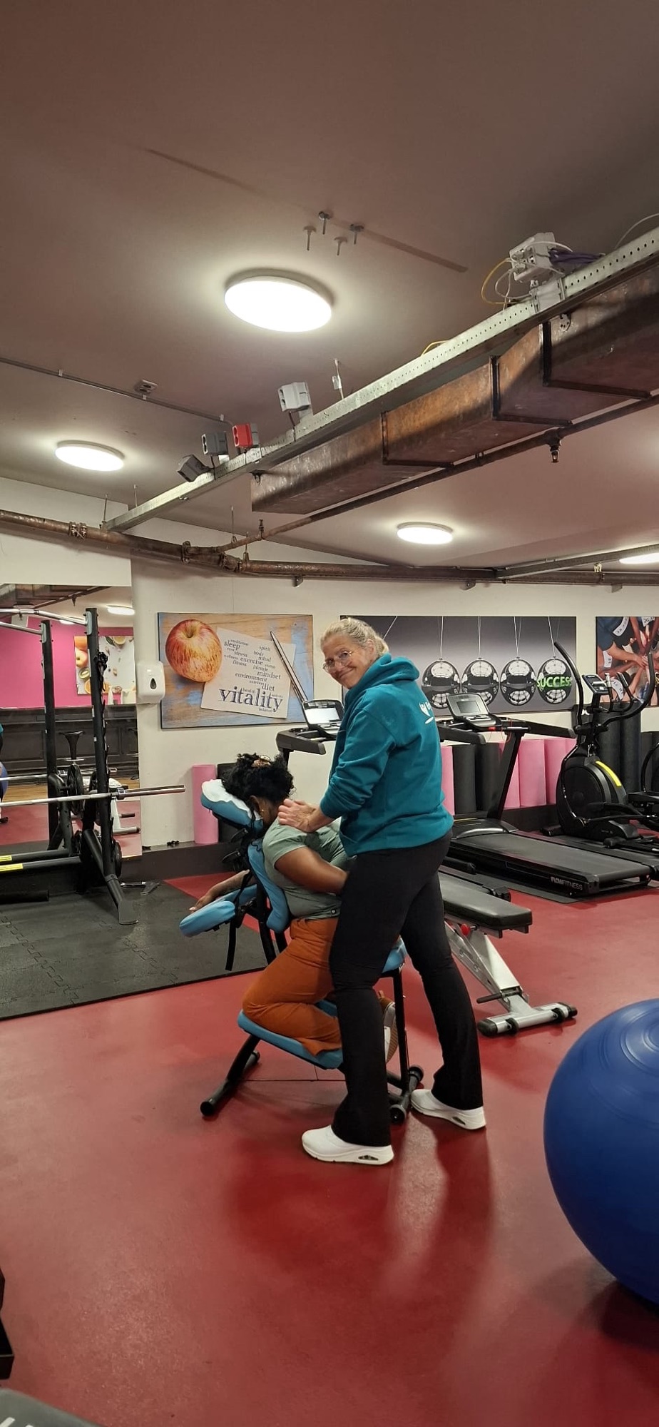 Marjan Zwaan van Ergo Stoelmassage geeft een stoelmassage